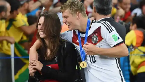 Toni Kroos, tra i migliori in questo Mondiale, ha festeggiato con la sua fidanzata, Jessica Farber.