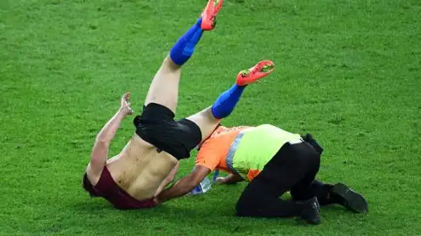Durante i supplementari di Germania-Argentina, un 'burlone' è entrato in campo, ha baciato il terzino sinistro tedesco Höwedes ed è stato placcato. Sul petto la scritta "Mattacchione nato".