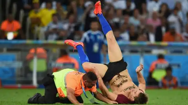 Durante i supplementari di Germania-Argentina, un 'burlone' è entrato in campo, ha baciato il terzino sinistro tedesco Höwedes ed è stato placcato. Sul petto la scritta "Mattacchione nato".