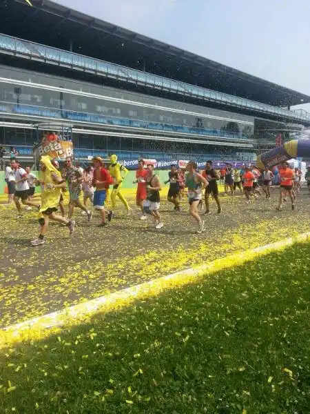 Sono stati quasi 1.500 i partecipanti alla Monza Power Run, gara podistica a ostacoli che è giunta alla seconda edizione e che sabato ha preso il via dalla griglia di partenza dellautodromo.