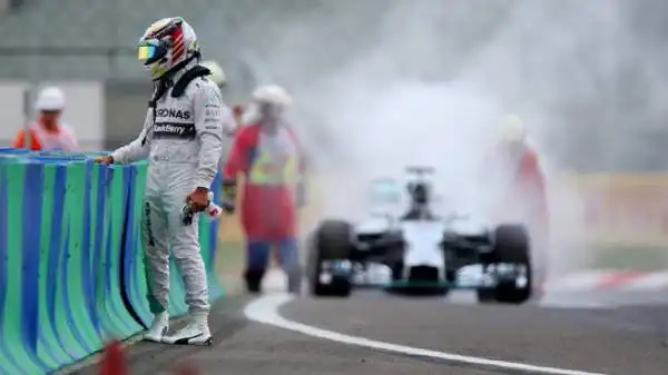 Durante le qualifiche del Gp d'Ungheria, la Mercedes di Hamilton ha preso fuoco e il pilota britannico non è riuscito a superare il Q1.