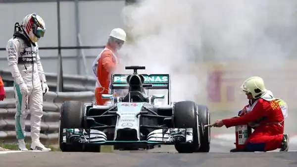 Durante le qualifiche del Gp d'Ungheria, la Mercedes di Hamilton ha preso fuoco e il pilota britannico non è riuscito a superare il Q1.