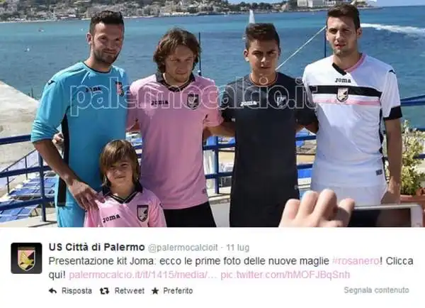 Le maglie per la nuova stagione del Palermo, tornato in serie A dopo un solo anno di purgatorio.
