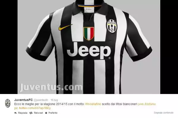 La maglia della Juventus: colletto nero e scudetto al centro.