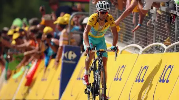 Sedici anni dopo Marco Pantani un altro italiano è tornato a vincere il Tour de France.