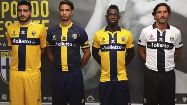 La prima maglia del Parma è bianca con la croce nera, la seconda blu con una striscia verticale gialla, la terza è gialla con la croce blu.