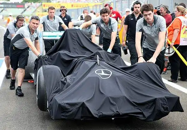 Hamilton ancora sfortunato, il britannico della Mercedes partirà ultimo mentre il compagno di scuderia Rosberg si è lasciato alle spalle un pimpante Vettel.