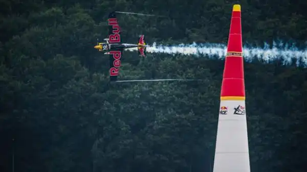 Hannes Arch ha estratto un coniglio dal cilindro conquistando una vittoria emozionante davanti a 130000 spettatori nella prima Red Bull Air Race mai tenutasi in Polonia.