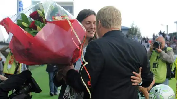 L'attenzione è stata tutta su di lei: Corinne è stata accolta dagli applausi e il tecnico del Brest, Alex Dupont, le ha regalato un enorme mazzo di fiori prima del fischio d'inizio.