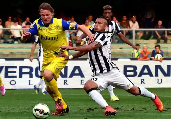 La Juve inizia con tre punti (e tre pali). L'1-0 col Chievo è frutto di un autogol di Biraghi ma i bianconeri dominano e colpiscono anche tre legni.
