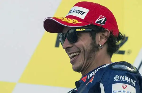 Marquez batte Lorenzo, Rossi ottimo 3°. Spettacolo a Silverstone, dove il campione spagnolo torna a vincere dopo uno splendido duello con il grande rivale. Il Dottore conquista il podio resistendo all