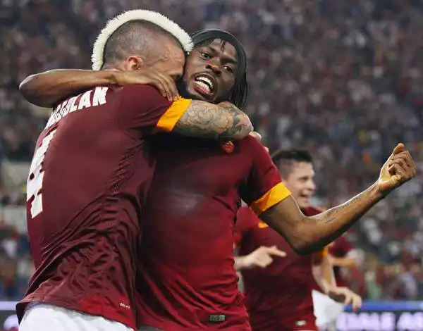 La Roma risponde subito alla Juve. Nainggolan e Gervinho (in pieno recupero) firmano il 2-0 ai danni della Fiorentina.