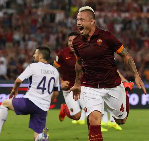 La Roma risponde subito alla Juve. Nainggolan e Gervinho (in pieno recupero) firmano il 2-0 ai danni della Fiorentina.