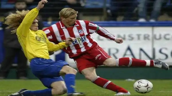 Fernando Torres, nato il 20 marzo 1984, cresce nell'Atletico Madrid con cui debutta in Liga a soli 17 anni nel 2001.
