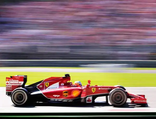 Nelle qualifiche ufficiali del Gran Premio d'Italia Lewis Hamilton conquista la pole position con il tempo di 1'24"109, staccando di oltre due decimi il compagno di scuderia Nico Rosberg.