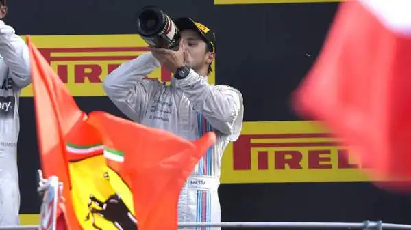 Massa 7,5. Stavolta vince lo scontro diretto con il compagno di box Bottas, sale sul podio più bello dell'anno e si gode l'abbraccio di un pubblico che lo ha amato e lo ama. E la Ferrari guarda...