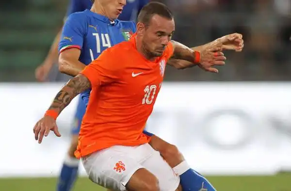 Sneijder 5,5. Rispetto ai compagni almeno ci prova. Sempre da lontano, però. E in un occasione almeno costringe Sirigu a sporcarsi d'erba le ginocchia.