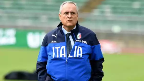 Il presidente della Lazio Claudio Lotito al campo di allenamento della Nazionale con la tuta dell'Italia. La foto del primo sostenitore di Tavecchio è diventata iconica.