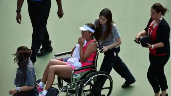 Shuai Peng, in preda ai crampi, ha abbandonato il campo addirittura in sedia a rotelle nella semifinale degli Us Open contro Caroline Wozniacki.