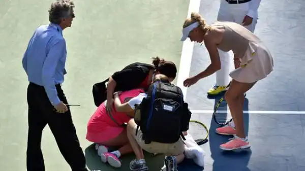 Shuai Peng, in preda ai crampi, ha abbandonato il campo addirittura in sedia a rotelle nella semifinale degli Us Open contro Caroline Wozniacki.