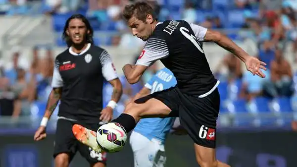 Lazio-Cesena 3-0. Lucchini 5. La retroguardia bianconera si fa infilare con troppa facilità. Va bene il rodaggio, ma servono accorgimenti.