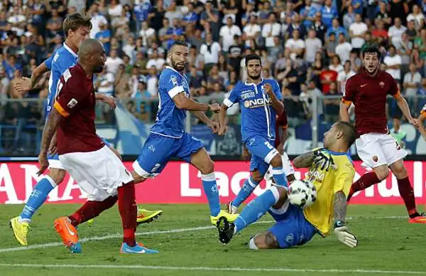 Empoli-Roma 0-1. Massimo risultato col minimo sforzo per la Roma, che vince 1-0 ad Empoli e resta a punteggio pieno in testa alla classifica. Al Castellani decide uno sfortunato autogol di Sepe.