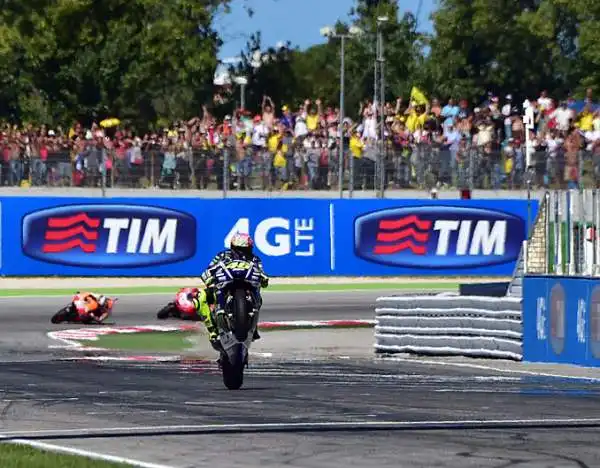 Valentino Rossi primo sul traguardo davanti a Lorenzo e Pedrosa. Fuori dai primi dieci Marquez, protagonista di una caduta.