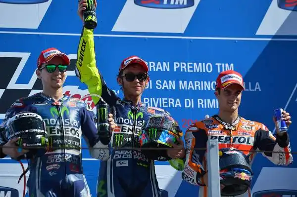 Valentino Rossi primo sul traguardo davanti a Lorenzo e Pedrosa. Fuori dai primi dieci Marquez, protagonista di una caduta.