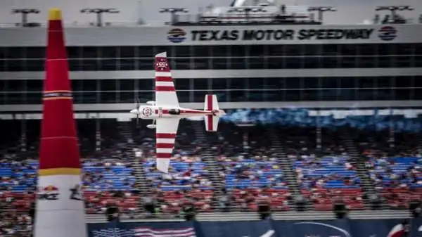 Il francese Nicolas Ivanoff ha vinto la Red Bull Air Race di sabato presso Fort Worth.