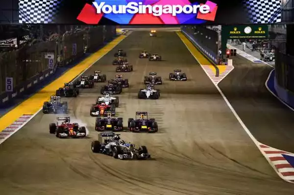 Singapore è di Hamilton, Alonso 4°. Il circuito cittadino di Marina Bay sorride all'inglese: vince nonostante una Safety Car lo costringa a girare al massimo. Rosberg costretto al ritiro.