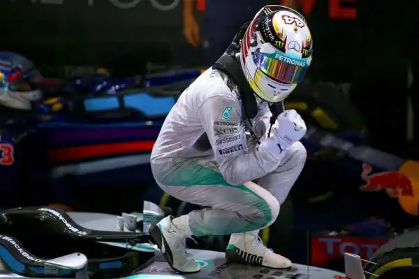 Singapore è di Hamilton, Alonso 4°. Il circuito cittadino di Marina Bay sorride all'inglese: vince nonostante una Safety Car lo costringa a girare al massimo. Rosberg costretto al ritiro.