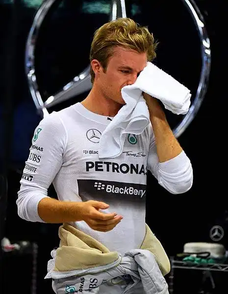 Hamilton beffa Rosberg e conquista la pole in notturna.