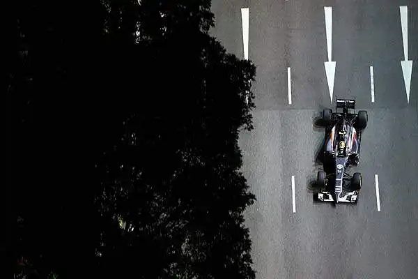 Hamilton beffa Rosberg e conquista la pole in notturna.