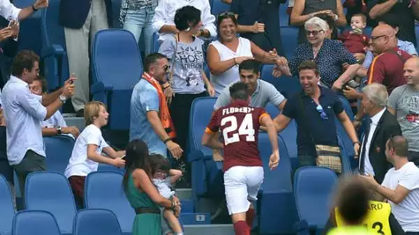 L'attaccante della Roma segna e poi corre in tribuna dalla nonna 82enne, a cui dedica il gol. Era la prima volta che andava a vederlo nella sua vita.