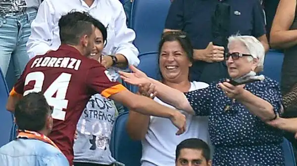 L'attaccante della Roma segna e poi corre in tribuna dalla nonna 82enne, a cui dedica il gol.