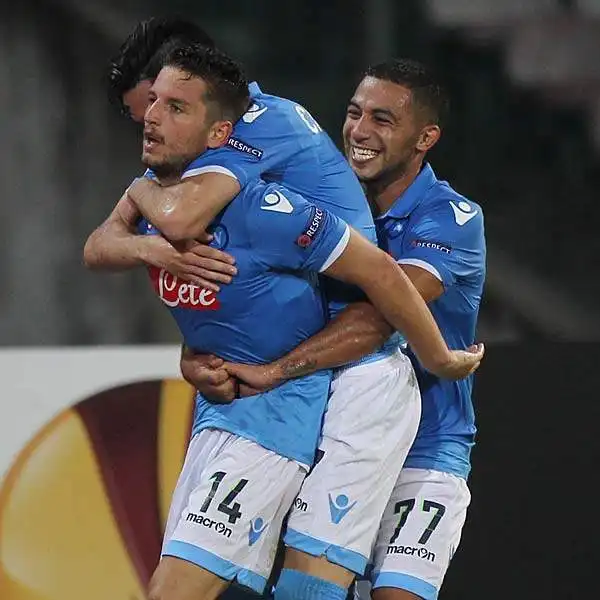 Il Napoli non è ancora uscito dal tunnel, ma l'Europa League comincia con il sorriso. La squadra di Benitez batte lo Sparta Praga 3-1 con un rigore di Higuain e due gol di Mertens.
