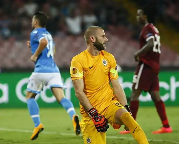 Il Napoli non è ancora uscito dal tunnel, ma l'Europa League comincia con il sorriso. La squadra di Benitez batte lo Sparta Praga 3-1 con un rigore di Higuain e due gol di Mertens.