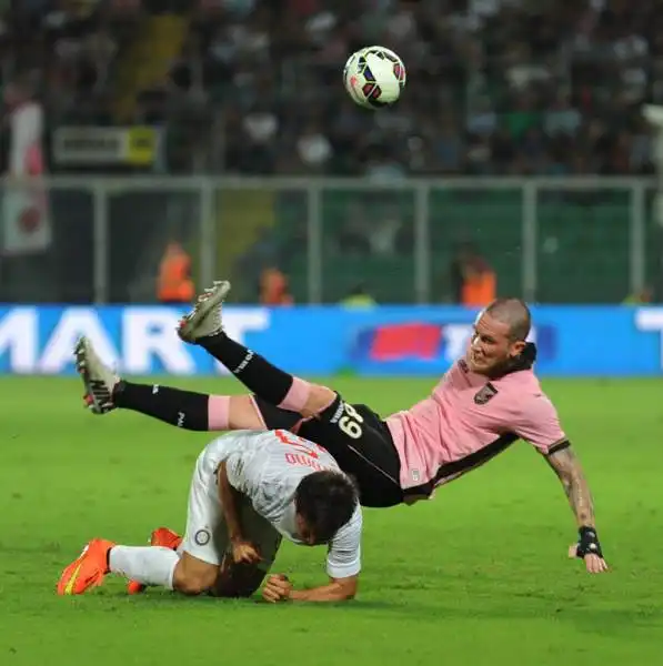 Inter, solo 1-1 a Palermo. Vazquez porta in vantaggio i rosanero su topica di Vidic, di Kovacic la rete del pareggio.