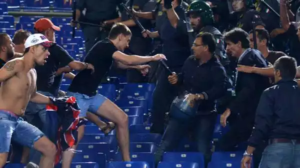 I tifosi del CSKA Mosca  vengono a contatto con gli steward, deve intervenire la polizia.