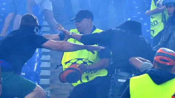 I tifosi del CSKA  vengono a contatto con gli steward, deve intervenire la polizia.