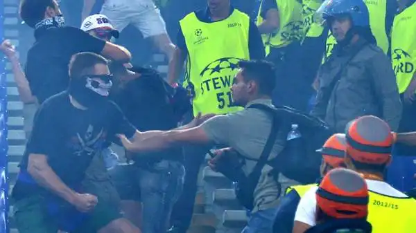 Durante la partita contro la Roma i tifosi del CSKA Mosca, saputo del ferimento di due loro compagni fuori dallo stadio, vengono a contatto con gli steward, deve intervenire la polizia.