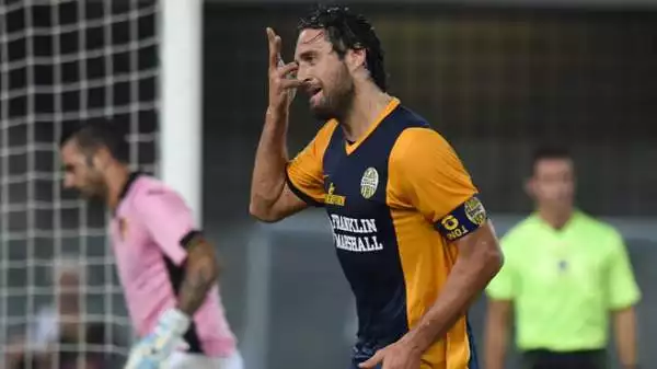 Verona-Palermo 2-1. Toni 6,5. Nel primo tempo lotta come un leone e dal dischetto è implacabile. Poi nella ripresa ispira i suoi con uno scatto da centometrista. Leader.