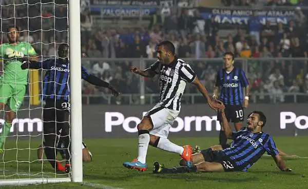 I bianconeri vincono anche a Bergamo contro l'Atalanta: 3-0 con una doppietta di Tevez e un rigore parato da Buffon. Nel finale primo gol in Serie A per Morata.