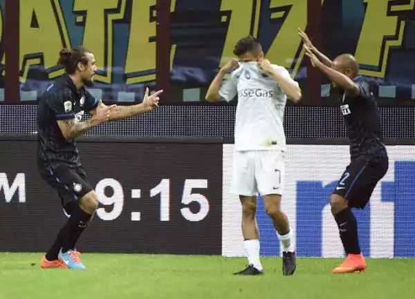 Palacio al 29' sciupa un calcio di rigore, ma al 40' il Meazza esulta grazie a una prodezza in mezza rovesciata di Osvaldo. La splendida punizione di Hernanes sigilla la vittoria dell'Inter.
