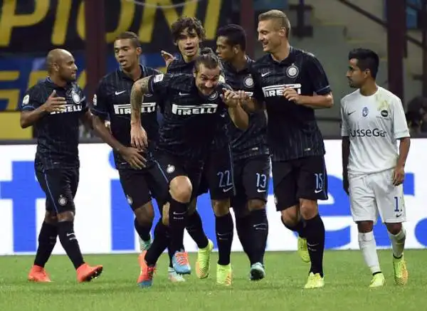 Palacio al 29' sciupa un calcio di rigore, ma al 40' il Meazza esulta grazie a una prodezza in mezza rovesciata di Osvaldo. La splendida punizione di Hernanes sigilla la vittoria dell'Inter.