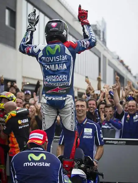 Lo spagnolo della Yamaha Jorge Lorenzo ha preceduto dopo una corsa stupenda e ricca di emozioni Aleix Espargaro e Crutchlow. Brutta cadutaper Valentino Rossi.