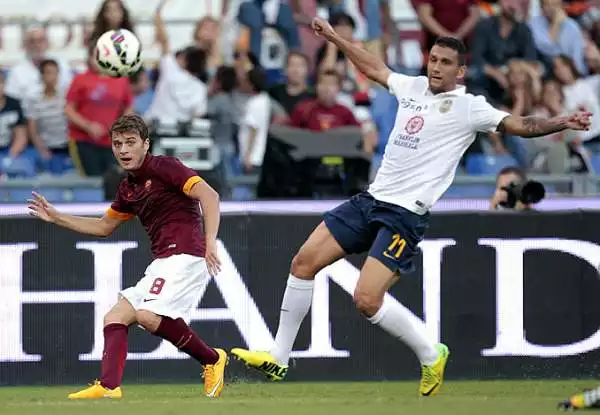 Nel giorno del trentottesimo compleanno di Francesco Totti, la Roma batte 2-0 il Verona grazie ai gol nell'ultimo quarto d'ora di Florenzi e Destro.