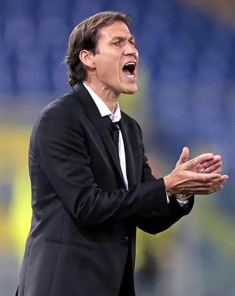 Nel giorno del trentottesimo compleanno di Francesco Totti, la Roma batte 2-0 il Verona grazie ai gol nell'ultimo quarto d'ora di Florenzi e Destro.