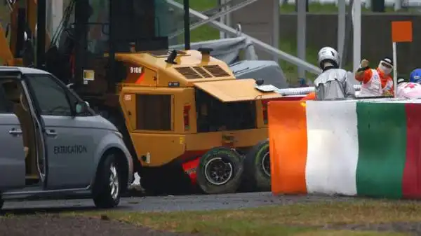 Durante il Gran Premio del Giappone, investito dal tifone Phanfone, Jules Bianchi si è schiantato sotto la gru che stava già recuperando la macchina di Sutil.