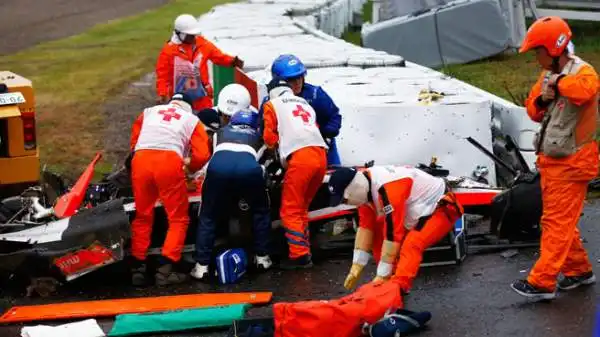 Durante il Gran Premio del Giappone, investito dal tifone Phanfone, Jules Bianchi si è schiantato sotto la gru che stava già recuperando la macchina di Sutil.